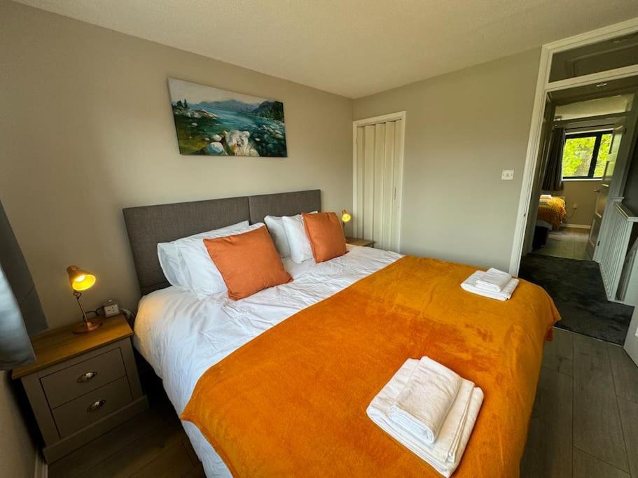 2 Bedroom House With Parking & Garden Apartment *