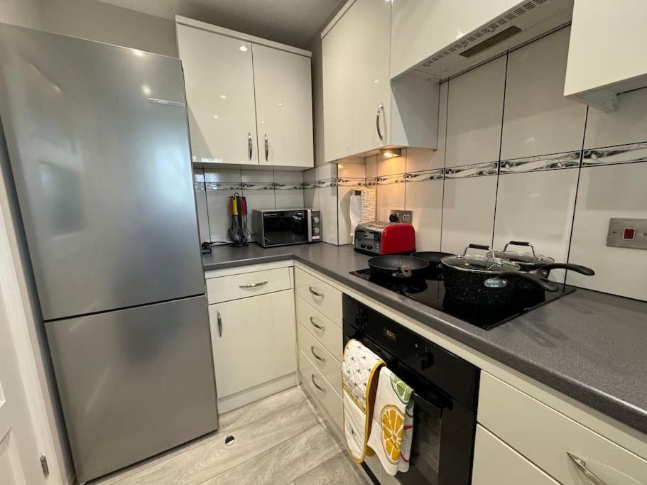 2 Bedroom House With Parking & Garden Apartment