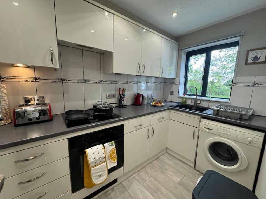 Apartment 2 Bedroom House With Parking & Garden *