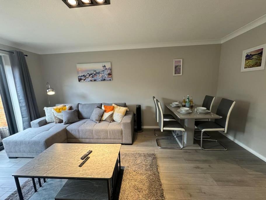 Apartment 2 Bedroom House With Parking & Garden