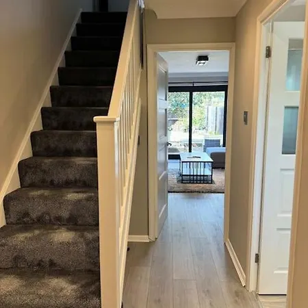 2 Bedroom House With Parking & Garden Sunbury-on-Thames Extérieur photo