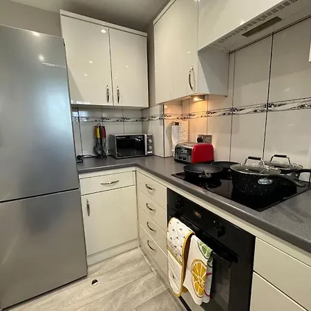 2 Bedroom House With Parking & Garden Sunbury-on-Thames Extérieur photo