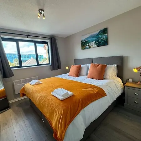 2 Bedroom House With Parking & Garden Sunbury-on-Thames Extérieur photo