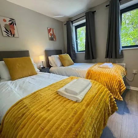 2 Bedroom House With Parking & Garden Sunbury-on-Thames Extérieur photo