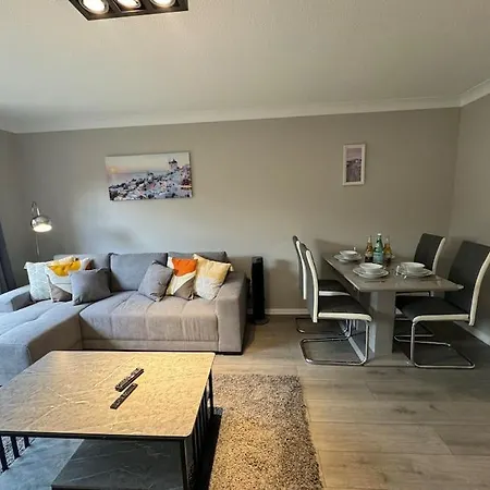 2 Bedroom House With Parking & Garden Sunbury-on-Thames Extérieur photo