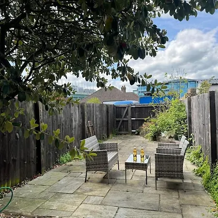 2 Bedroom House With Parking & Garden Sunbury-on-Thames Extérieur photo