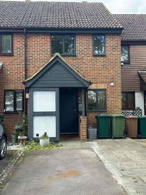 2 Bedroom House With Parking & Garden Appartement Sunbury-on-Thames