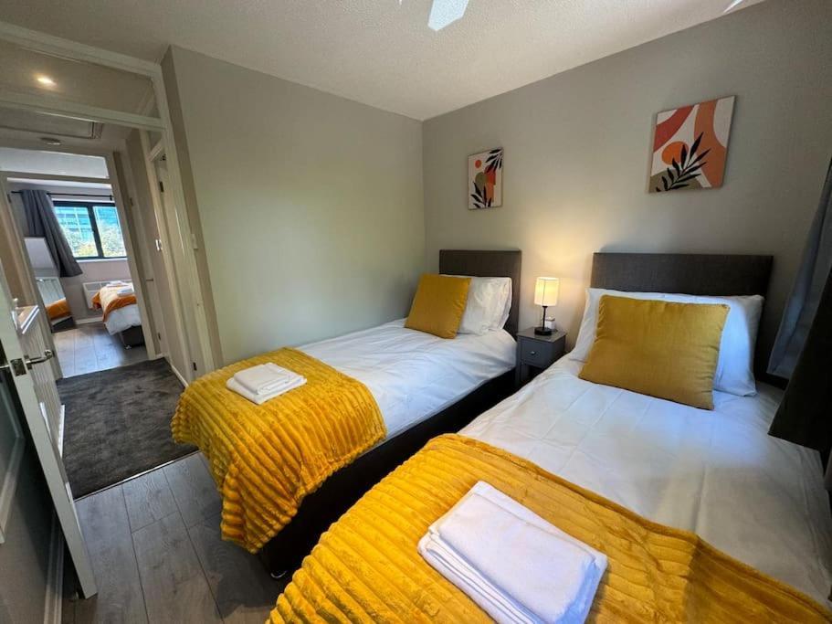Appartement 2 Bedroom House With Parking & Garden Sunbury-on-Thames