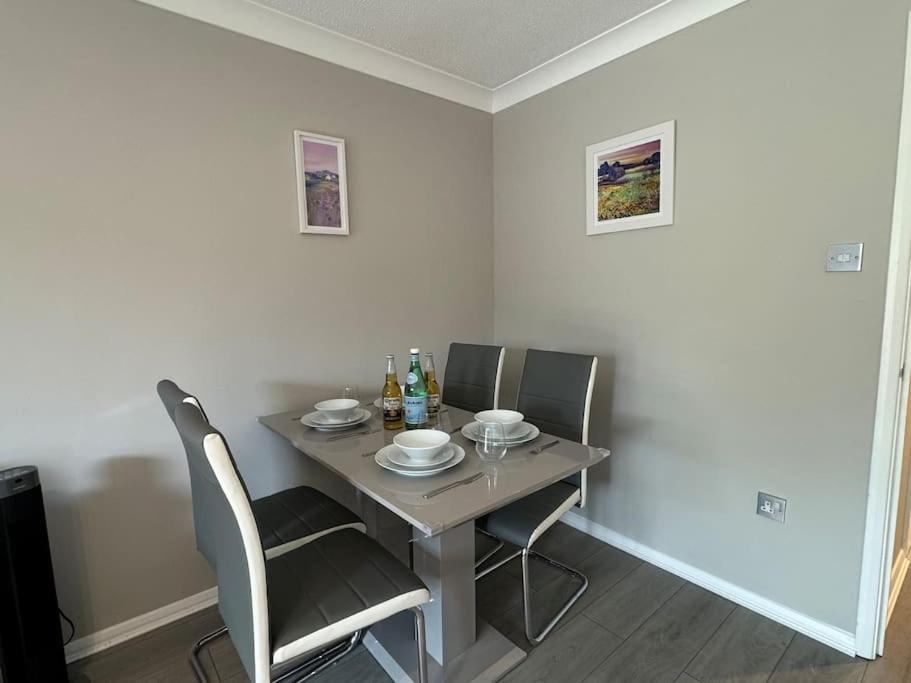 2 Bedroom House With Parking & Garden *