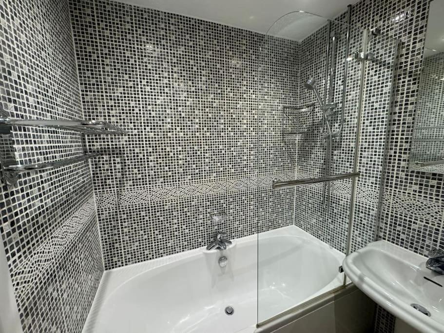 Appartement 2 Bedroom House With Parking & Garden *